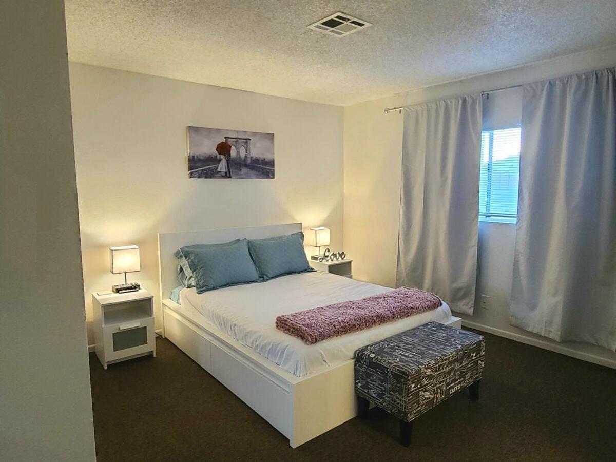 2 Bed 2 Bath Downtown Vegas Near The Strip *